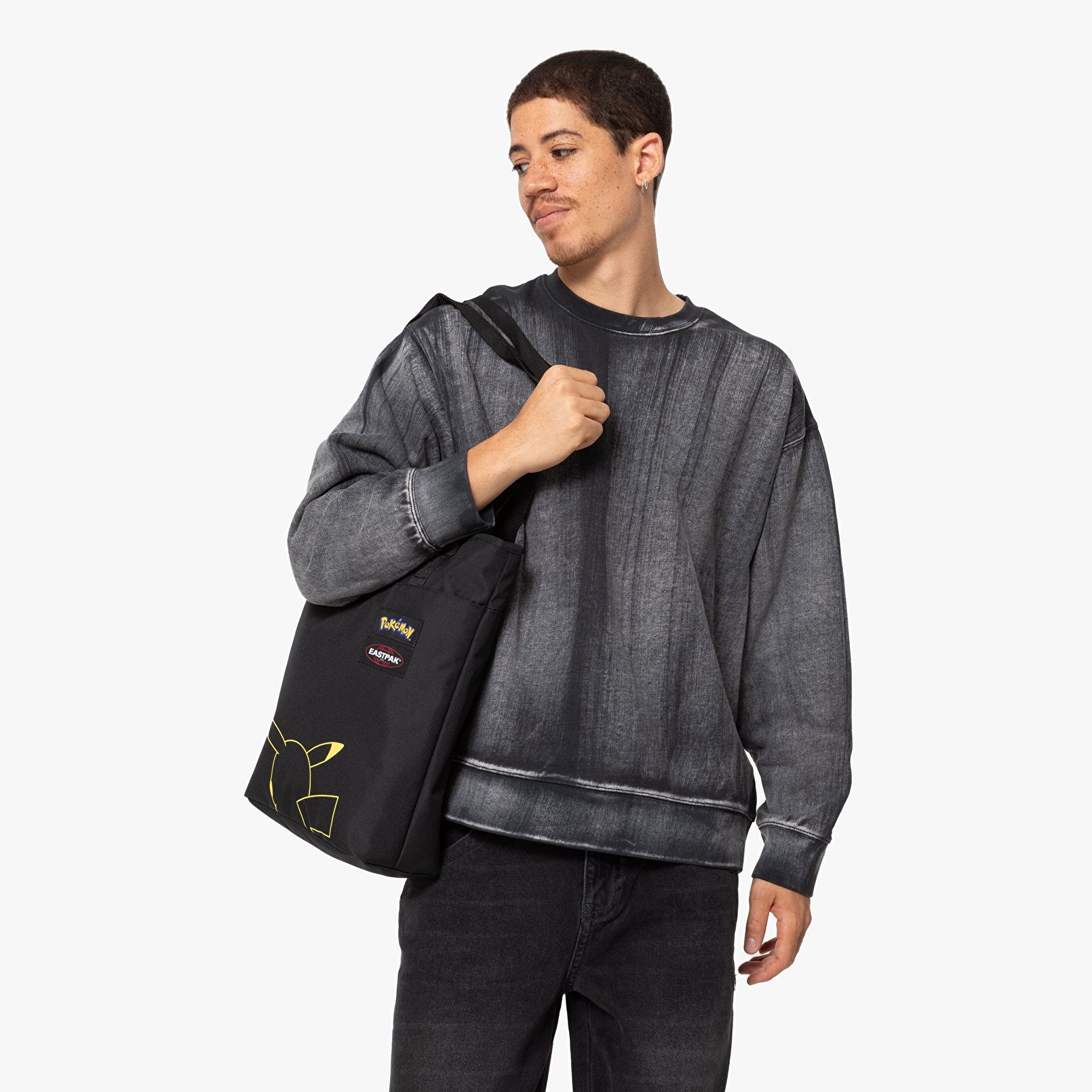 Eastpak POKEMON X EASTPAK SHOPP'R TOTE POKÉMON PIKACHU OMUZ ÇANTASI