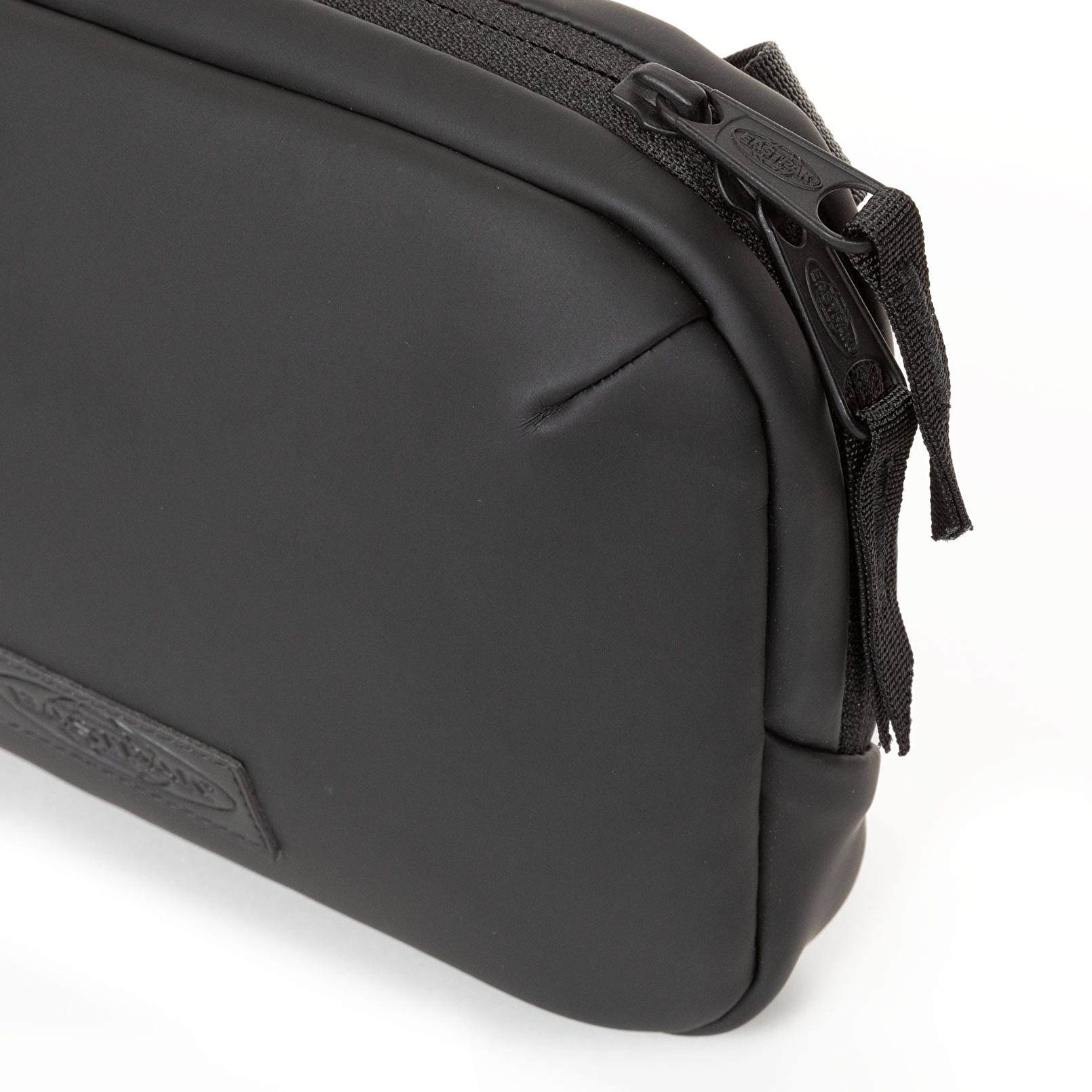 Eastpak ARJAN CNNCT F MATTE BLACK OMUZ ÇANTASI