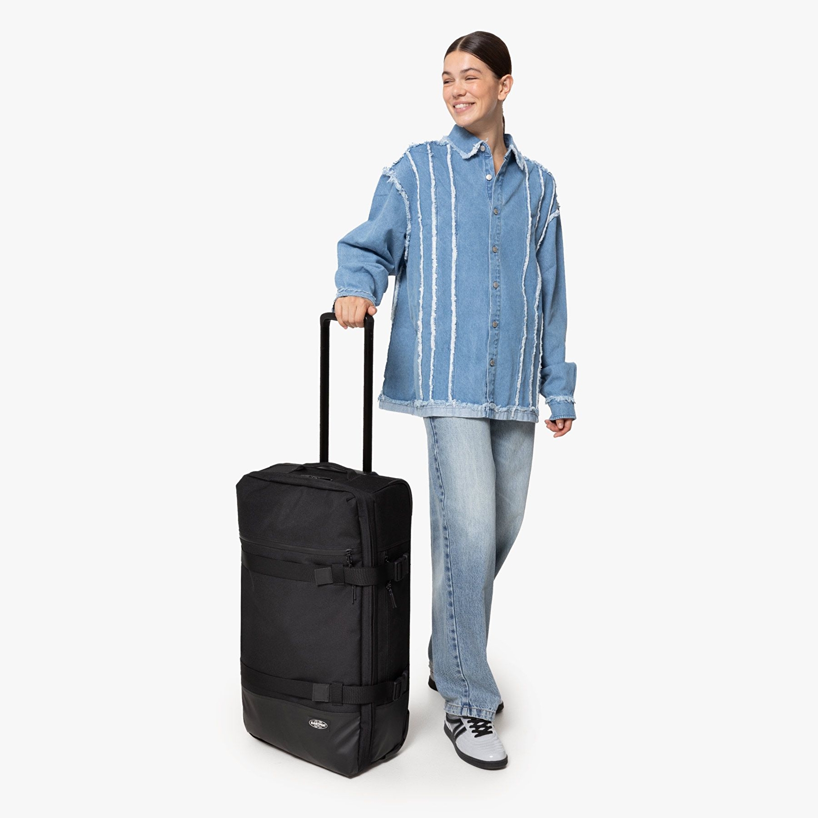 Eastpak ICON TRAVEL'R M ON BLACK TEKERLEKLİ VALİZ
