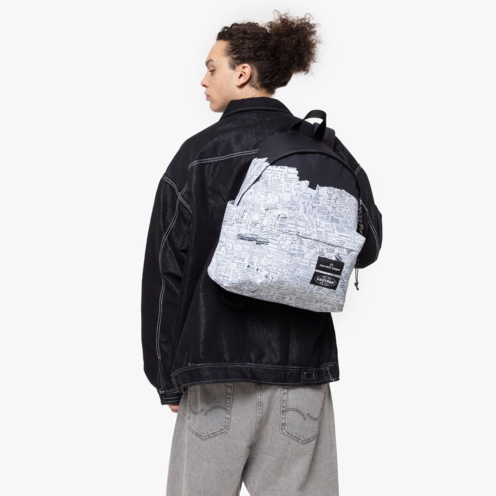 Eastpak BASQUIAT X EASTPAK DAY PAK'R BASQUIAT PEGASUS SIRT ÇANTASI