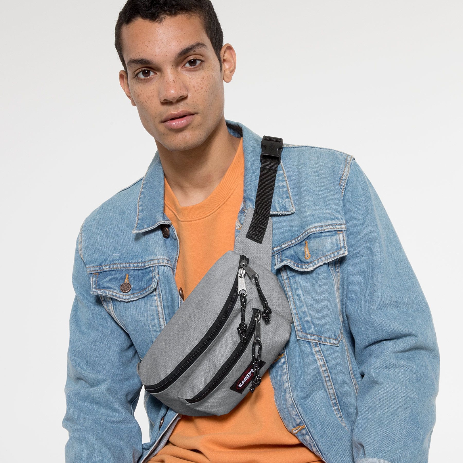 Eastpak DOGGY BAG SUNDAY GREY BEL ÇANTASI