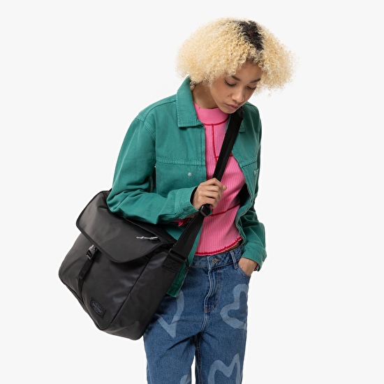 Eastpak DELEGATE + TARP BLACK OMUZ ÇANTASI