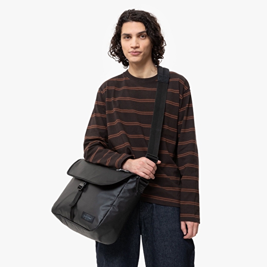 Eastpak DELEGATE + TARP BLACK OMUZ ÇANTASI