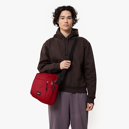Eastpak CROSSER SCARLET RED OMUZ ÇANTASI